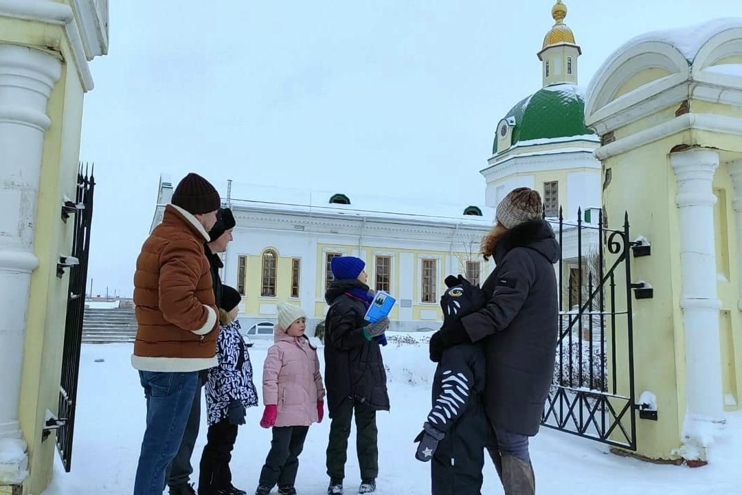 На одном языке: в российских городах открывают школы тифлокомментаторов и создают тактильные маршруты