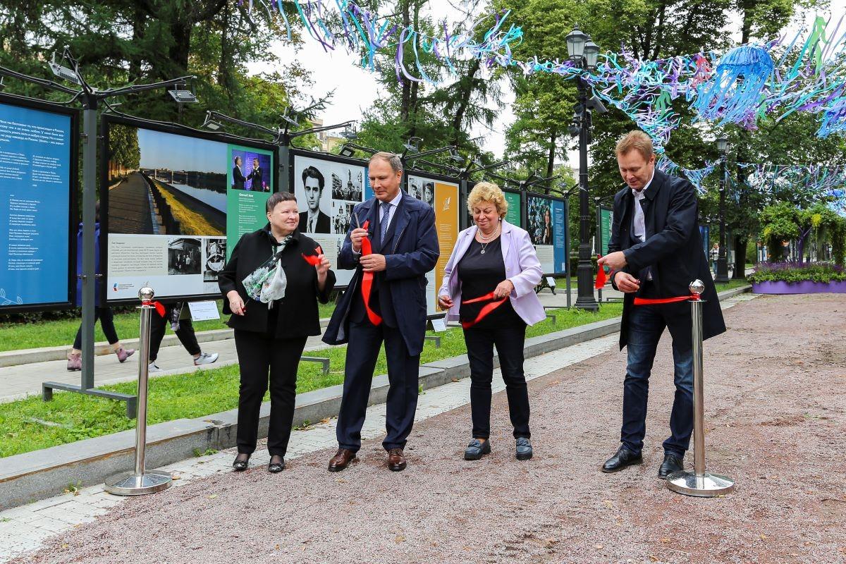 В Москве открылась фотовыставка к 95-летию Андрея Дементьева