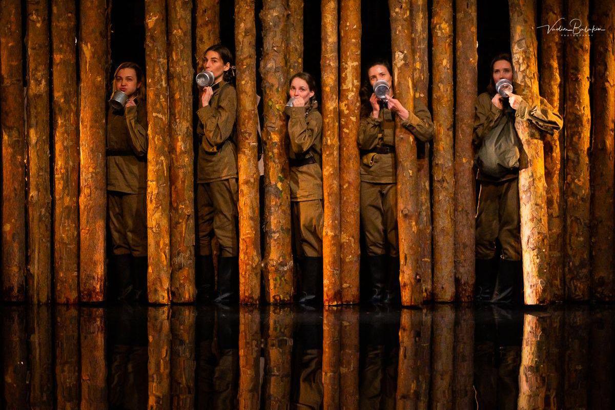 В Свердловском академическом театре драмы состоялась премьера — спектакль "А зори здесь тихие..."