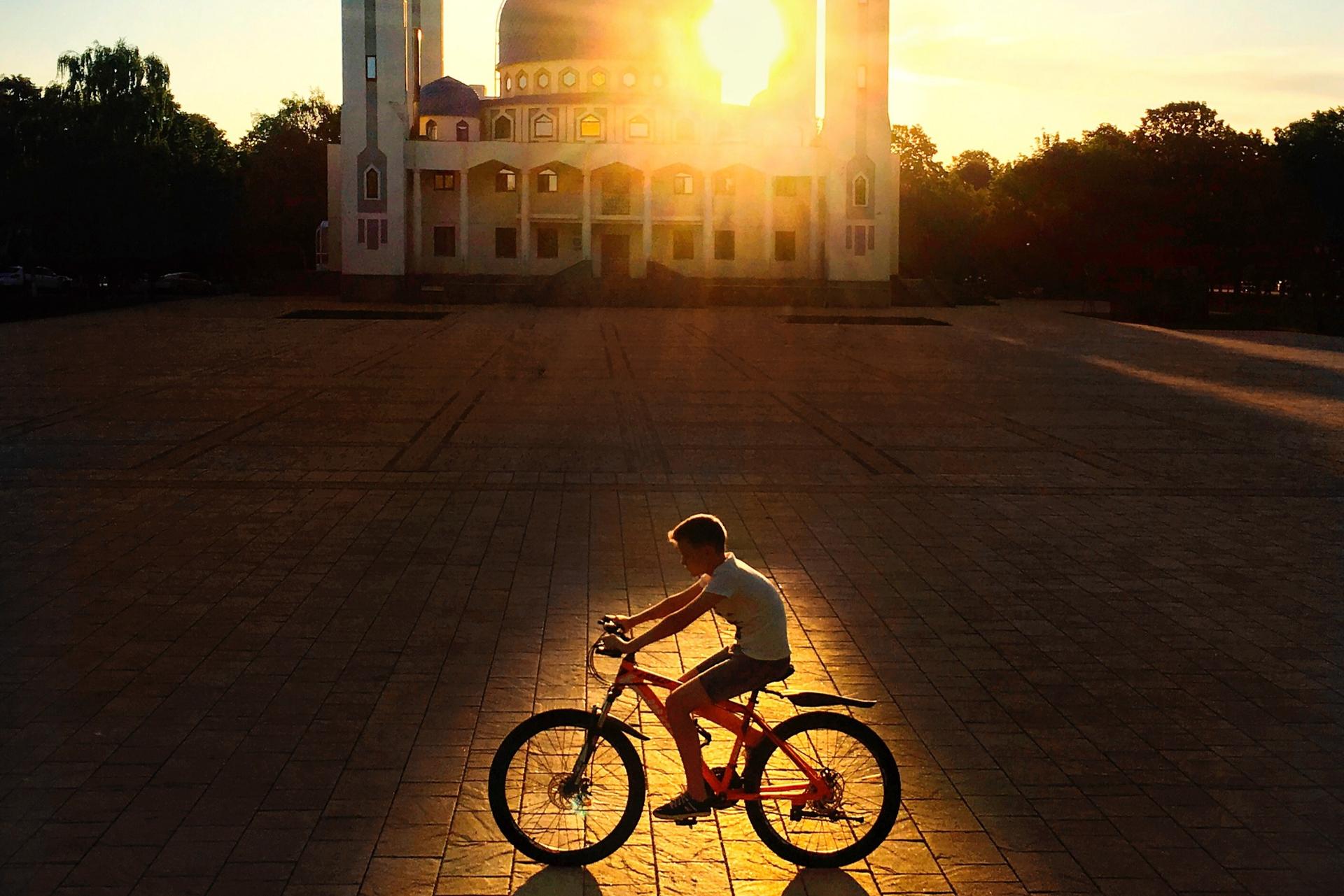 Фотовыставка «Родина души моей», посвященная 125-летию со дня рождения Евгения Шварца, открылась в Майкопе