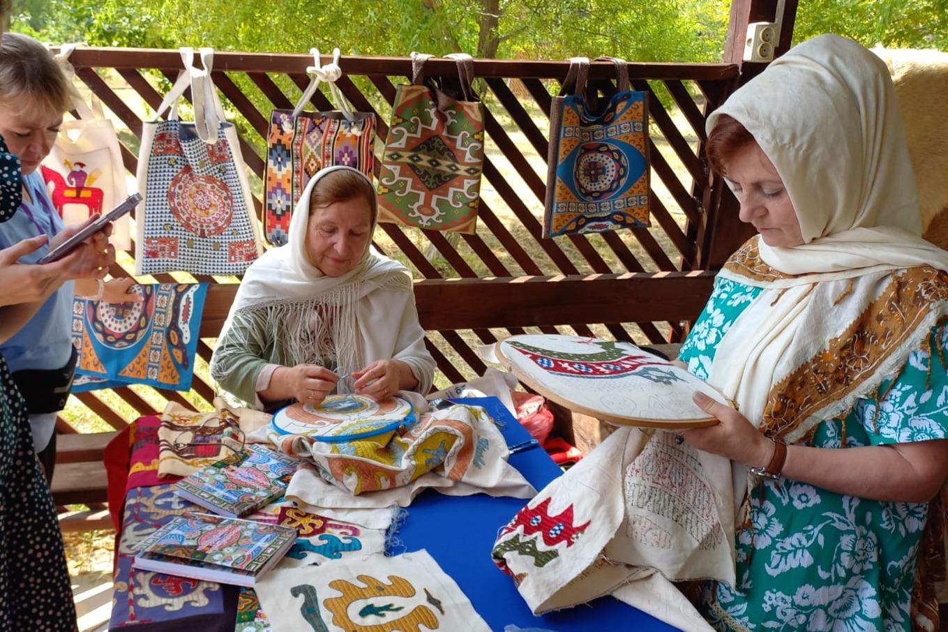 В Дагестане прошел мастер-класс по Кайтагской вышивке «Золотая нить поколений»