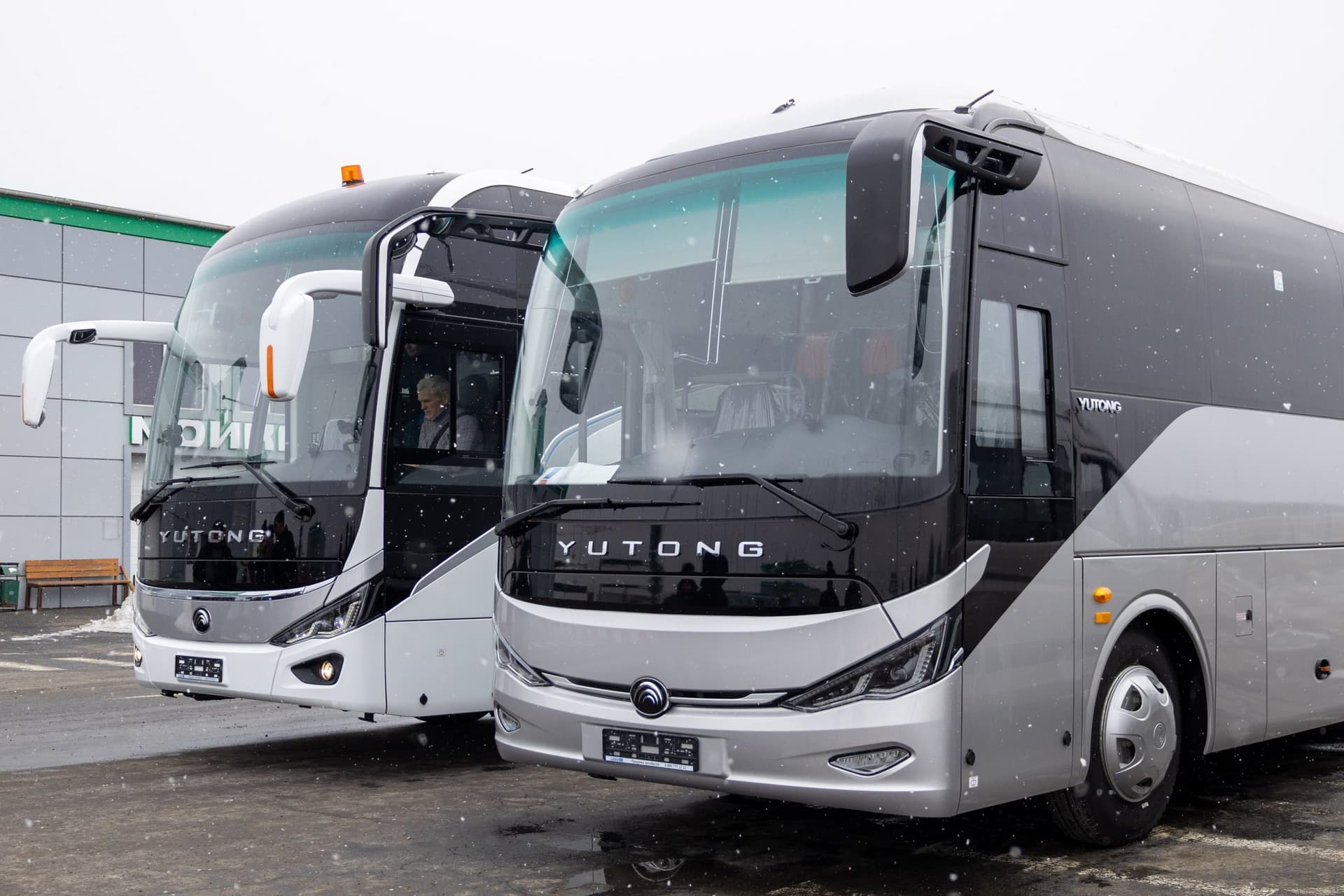 Учреждениям культуры ДНР и ЛНР передали четыре новых автобуса