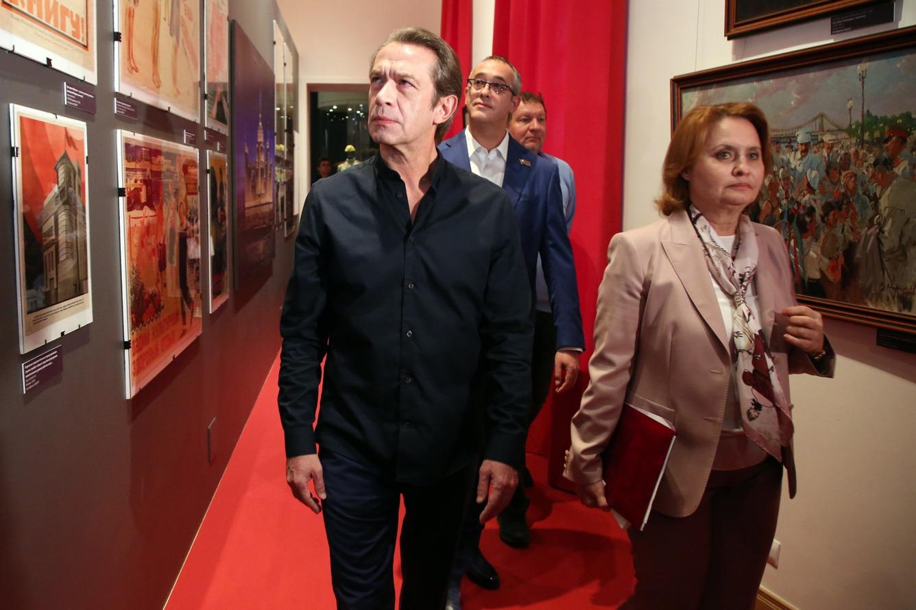 Владимир Машков открыл выставку «Моя большая земля» в честь 35-летия спектакля «Матросская Тишина»