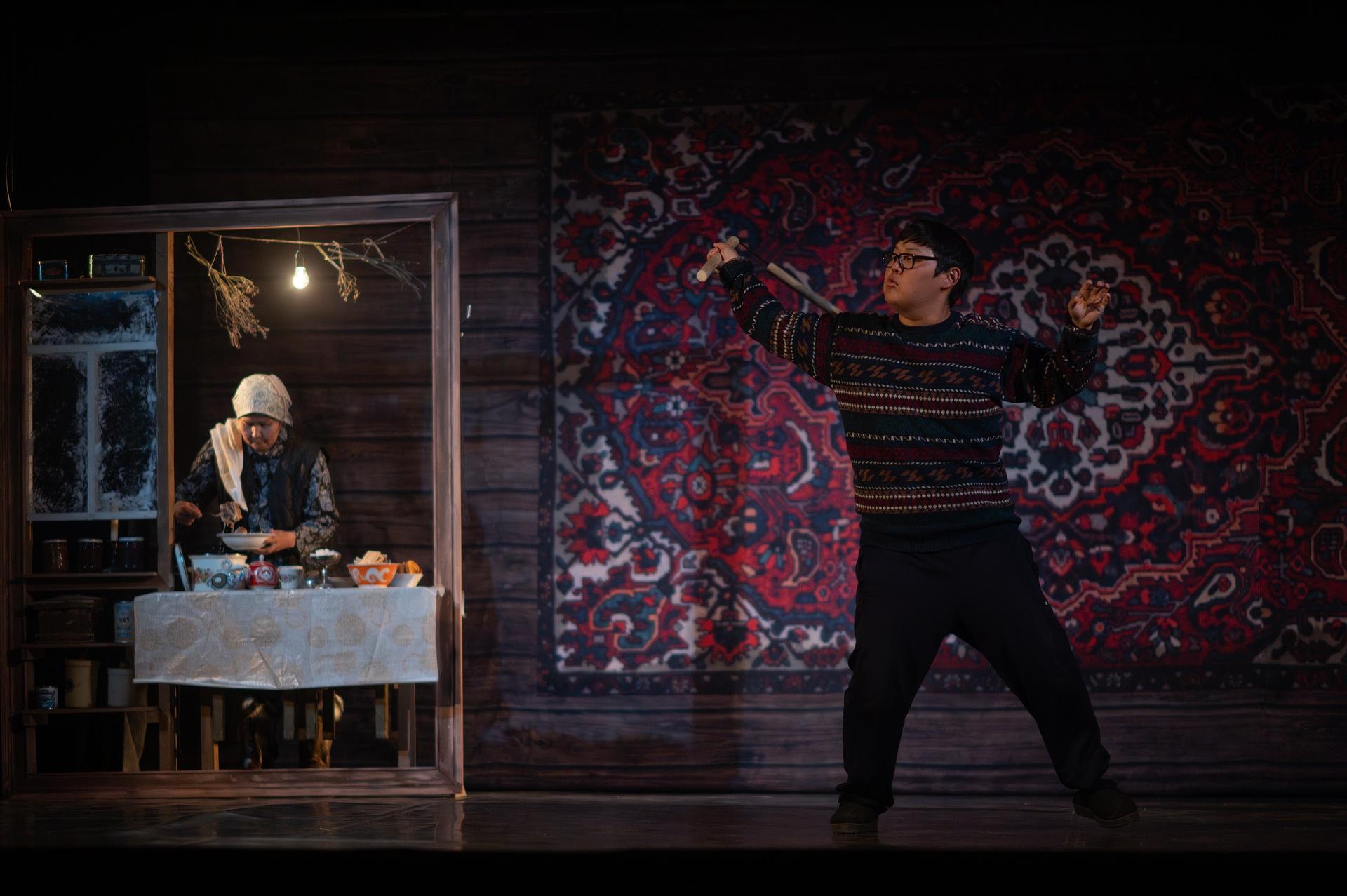 Фестиваль «Золотая Маска»: в театре на Таганке показали спектакль на якутском языке с субтитрами