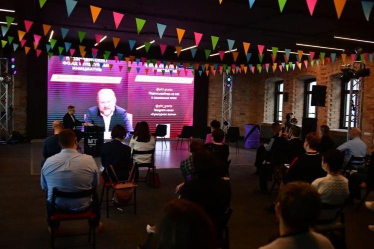 Поиск софинансирования и поддержка проектов-победителей в СМИ: в Тюмени прошла сессия для участников грантовых конкурсов