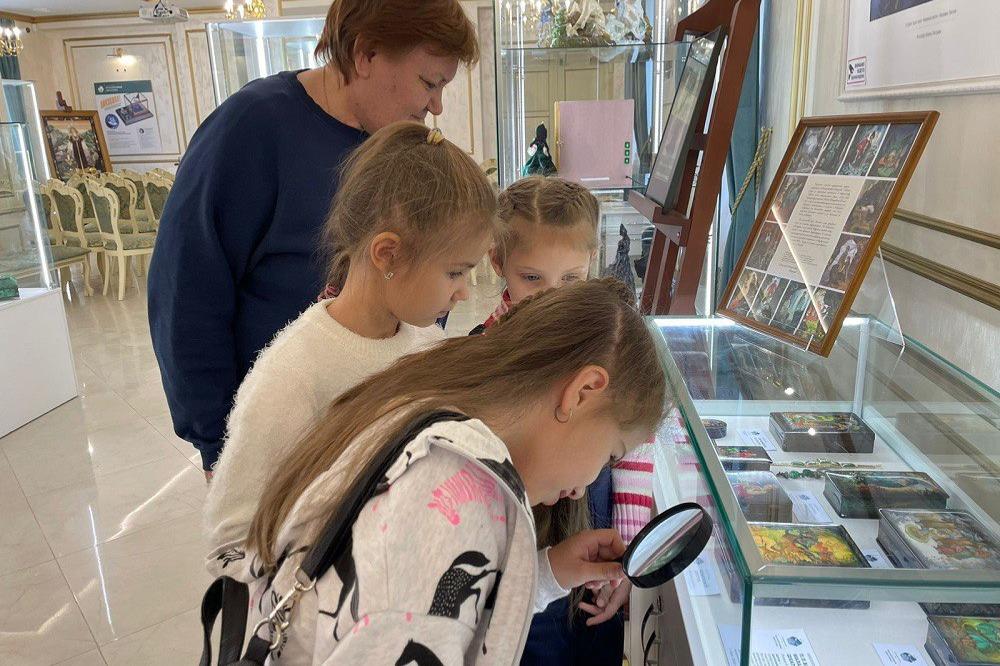 Более 2200 человек побывали на экскурсиях  в музее «Малахитовая шкатулка»