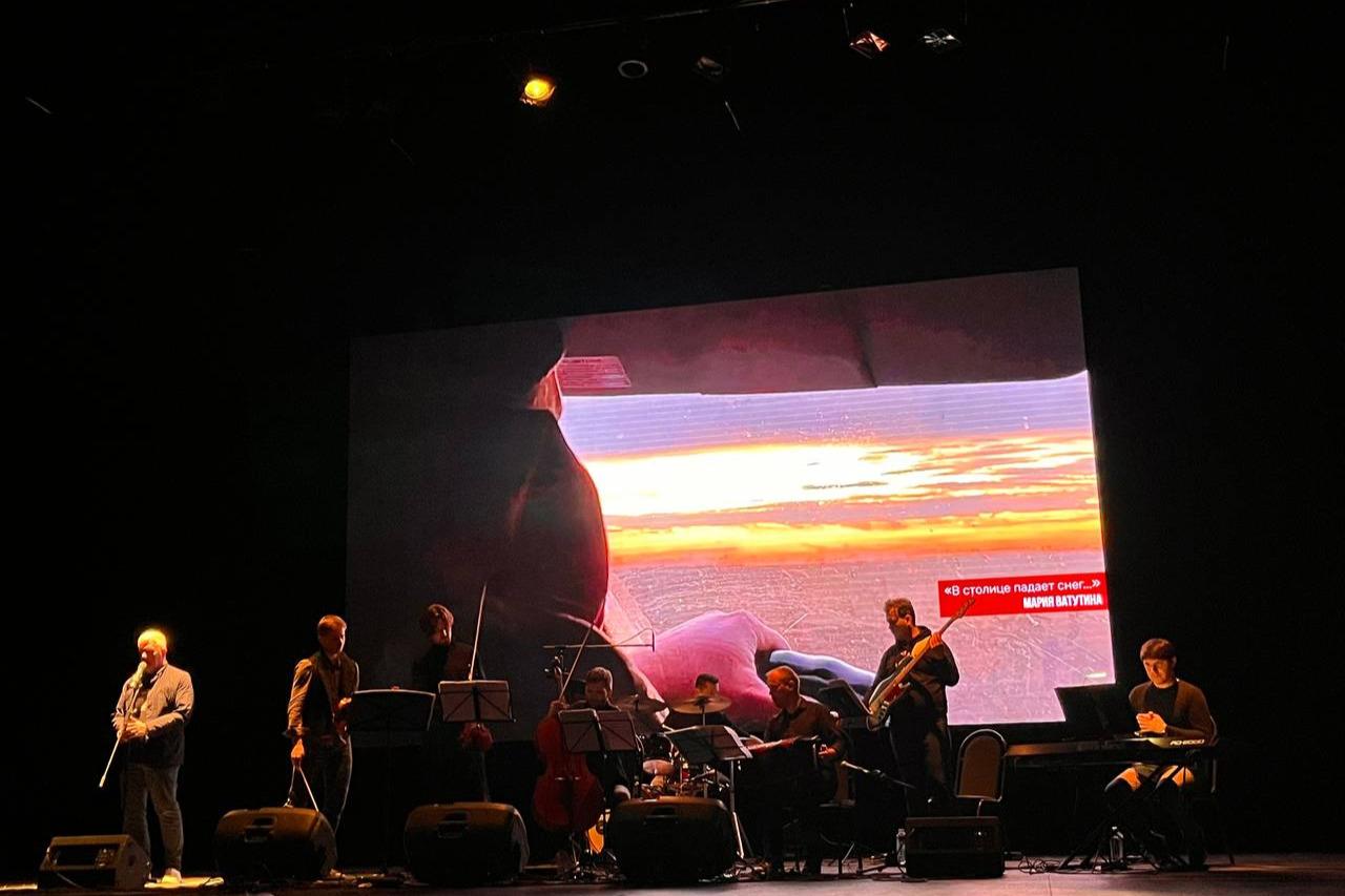 Хиты рок-музыки и произведения современных поэтов прозвучали на концерте симфонического оркестра «Стихи войны и мира»
