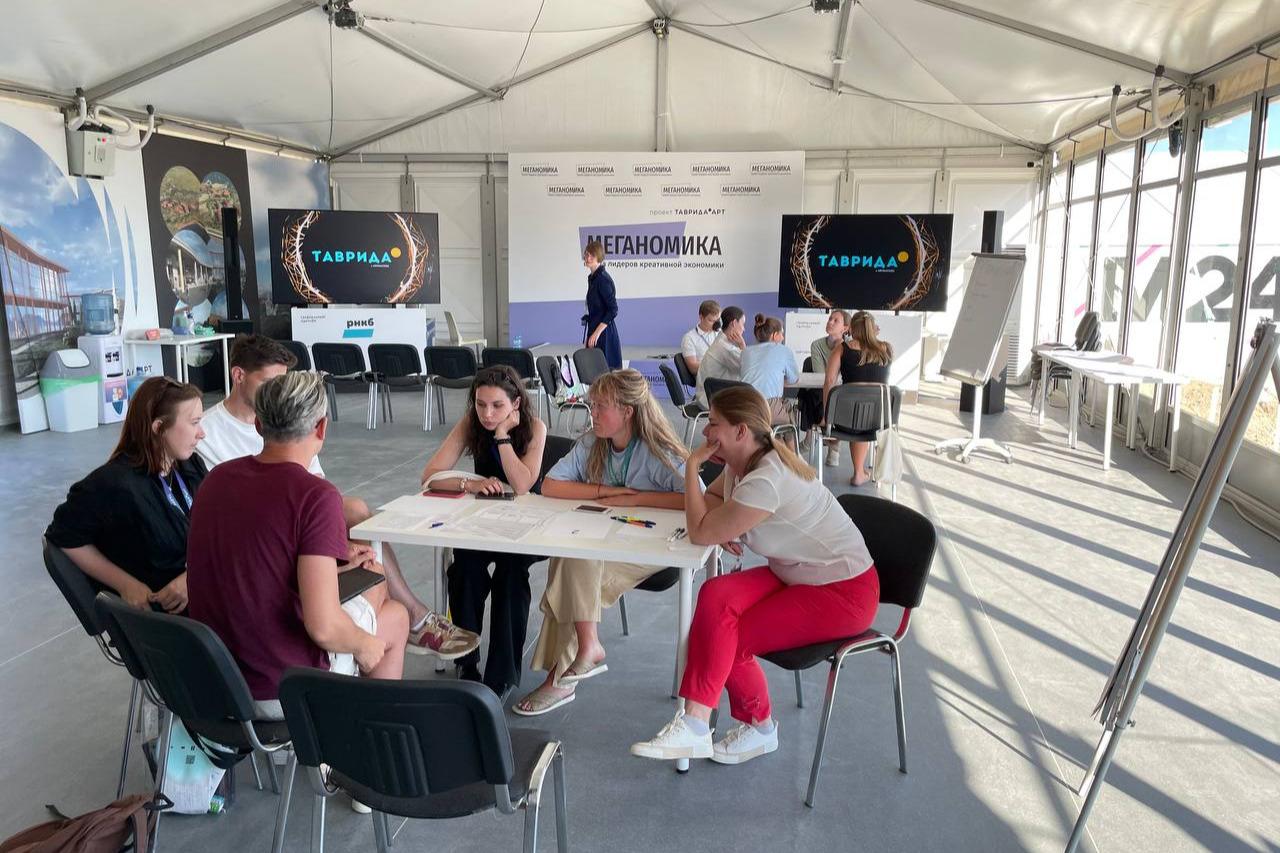 Команда Президентского фонда культурных инициатив проводит обучающие сессии на «Тавриде»