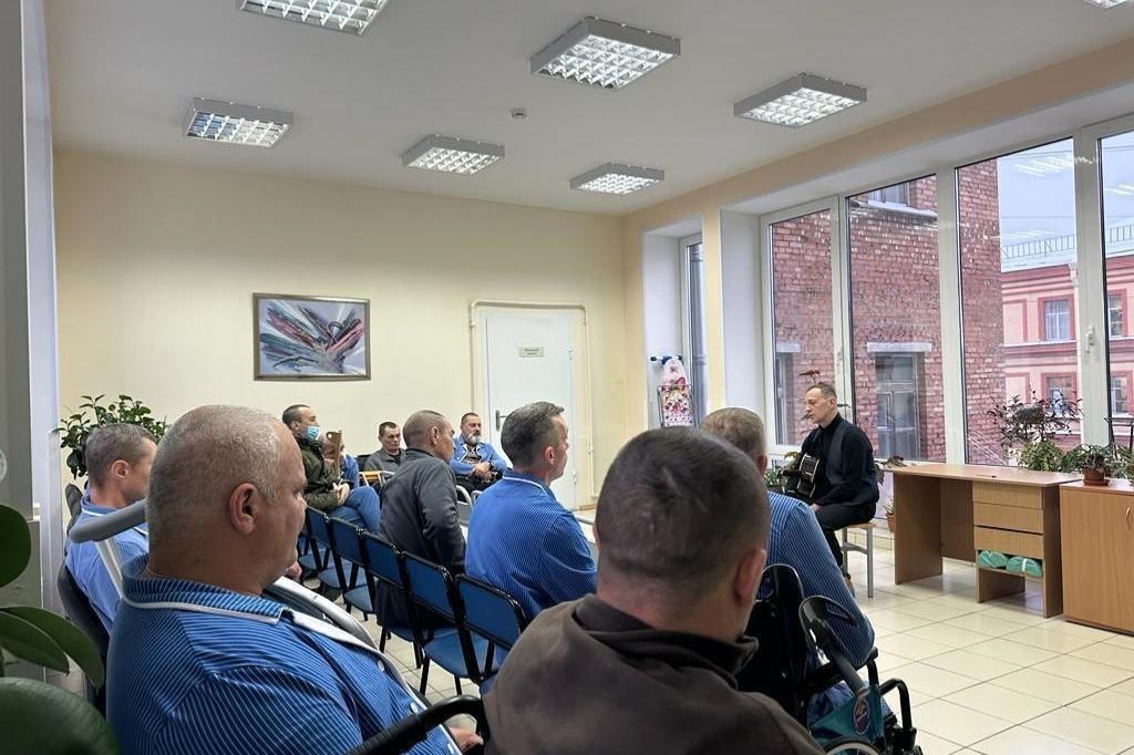 Билли Новик провел концерт в петербургском госпитале для раненых бойцов СВО