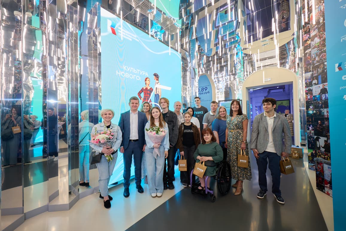 Полина Гладких, ставшая лицом выставки «Культура нового», посетила экспозицию в Музее современной истории России