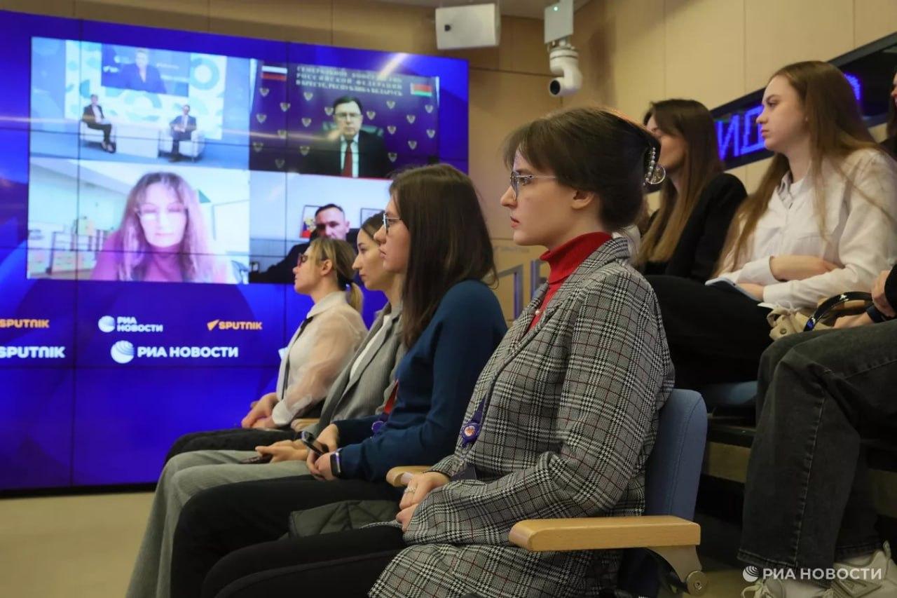 Телемост «Москва — Симферополь — Херсон — Мелитополь — Брест» связал звёздных экспертов и молодежь