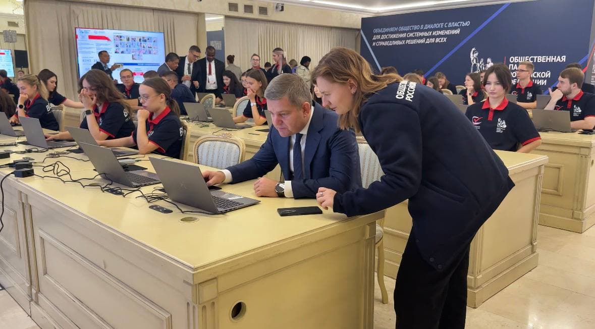 Роман Карманов посетил Ситуационный центр Общественной палаты РФ: «Выборы проходят в штатном режиме по "золотому стандарту"»
